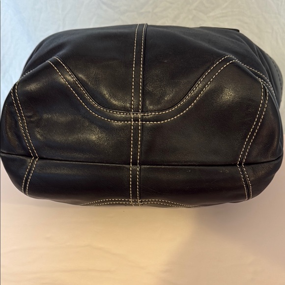 Elegant Black Leather Tote Bag - Picture 4 of 8